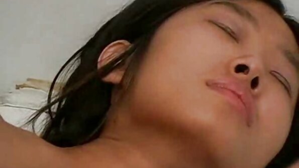 Kurvige brünette MILF liebt den Geschmack eines großen schwarzen Schwanzes