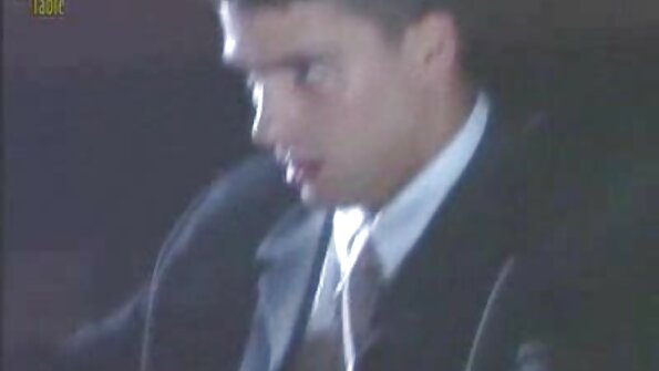 Sensuell lesbisk scen med två kåta vänner