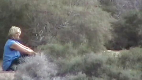 Lana Rhoades håller ögonkontakt under en avsugning