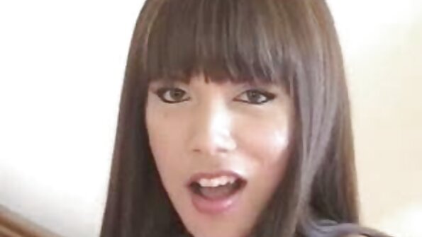 Bystiga blondinen Alexis Monroe förstörs av två kukar samtidigt