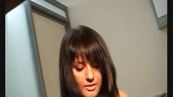 Zwei MILFs haben einen interrassischen Dreier mit einer Studentin