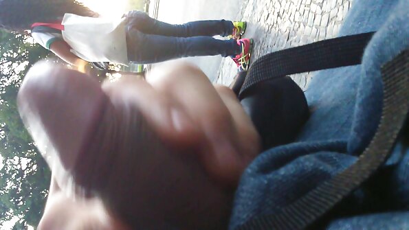 Charmante Damen reiben sich vor dem Oralsex ein