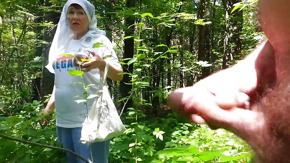 Carmen spielt mit ihrem hübschen Freund Johnny