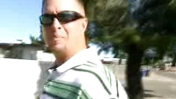 Underbara blonda MILF går med i hennes styvdotter