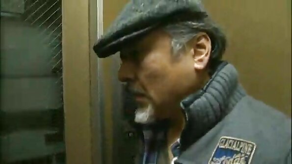 Blond MILF Lexi Lowe får sin rumpa gapad