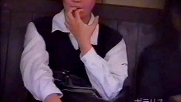 Två coeds går ihop för att knulla två stora svarta kukar