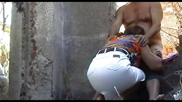 Winzige lesbische Babes reiben und lecken sich gegenseitig die Damenteile