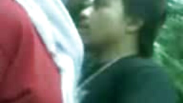 Das schwarze Dienstmädchen Kira Noir bedient ihren weißen Herrn