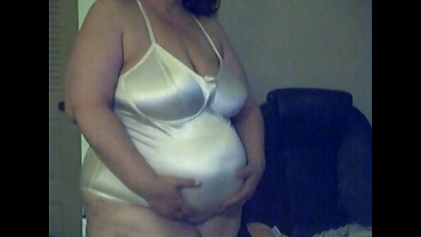 Angel Smalls genießt Hardcore-Analfick auf einem Bett