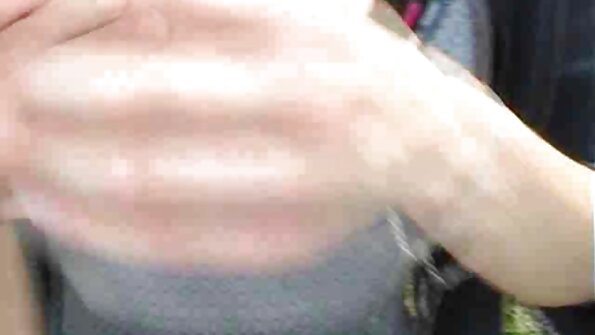 Nina North benutzt ihre riesigen Titten für einen geilen Tittenjob