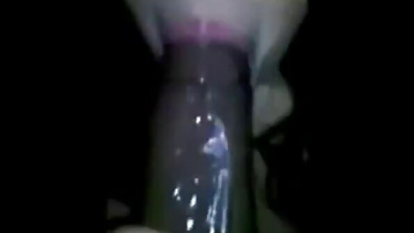 Gia Paige och Ella Hughes delar en kuk på en bar