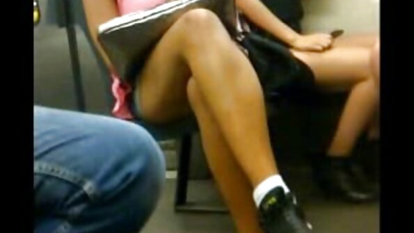 August Taylor und Nicolette Shea ficken einen gut bestückten Kerl auf einer Couch