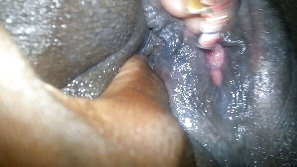 Underbara blonda MILF har en treväg med en liten babe