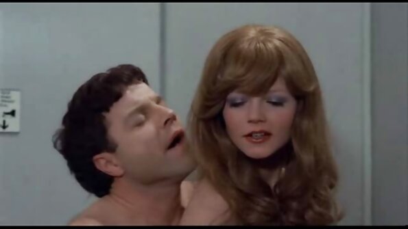 Skyla Novea underkastar sig sin styvpappas önskningar