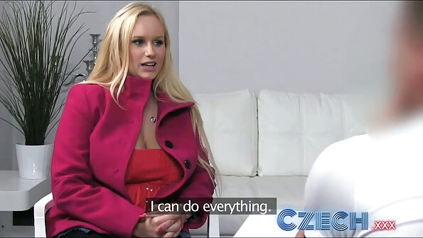 Blond MILF suger en hård kuk och blir knullad