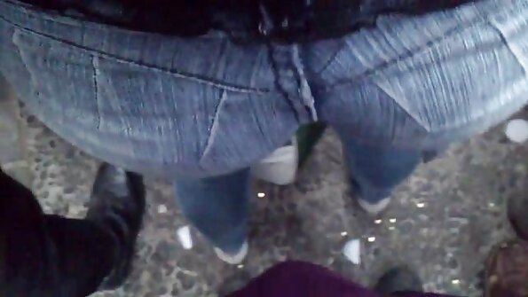 Die dürre Schönheit Emma Hix fickt ihren zukünftigen Stiefvater