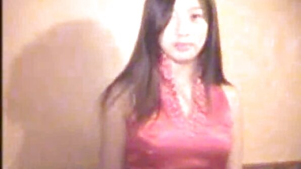 Kurvige und ölige Mama wird in POV in den Arsch gefickt