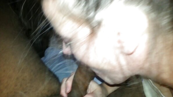 Glassed Hottie in Strümpfen frisst sein Arschloch aus