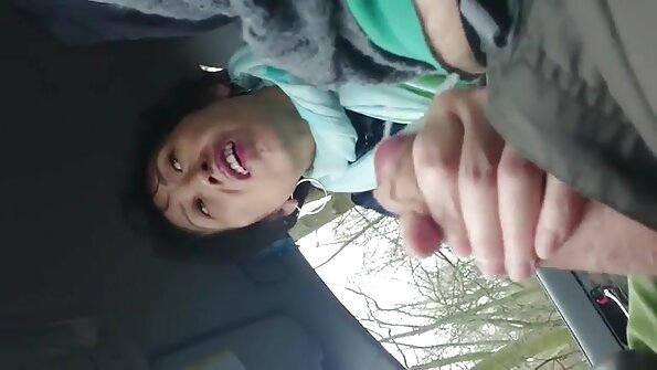 MILF Natalia lässt sich von einer geilen Tussi an den Titten lutschen