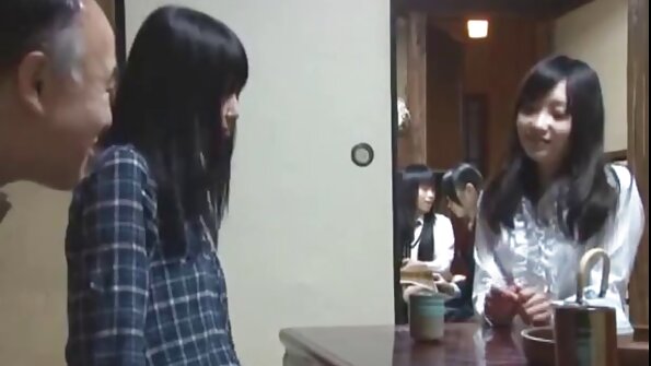 Charlotte Sartre ist eine versaute MILF mit offenem Arschloch