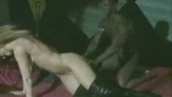 Lilly Ford wird in der Küche wie ein Snack gegessen