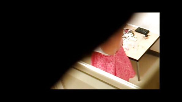 Het brud med fina tuttar får hennes strama fitta att rälsa