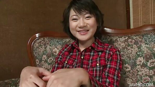 Blondes Luder mit langen Beinen hat versucht vorzusprechen