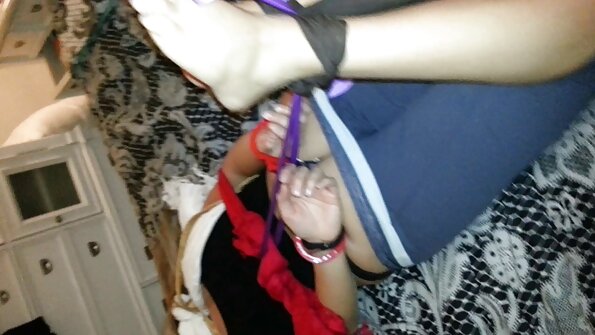 Lily Jordan zieht sich aus, um auswärts gegessen zu werden