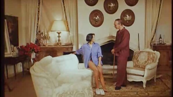 Sexy Bella Beretta lutscht beim Vorstellungsgespräch einen großen Schwanz