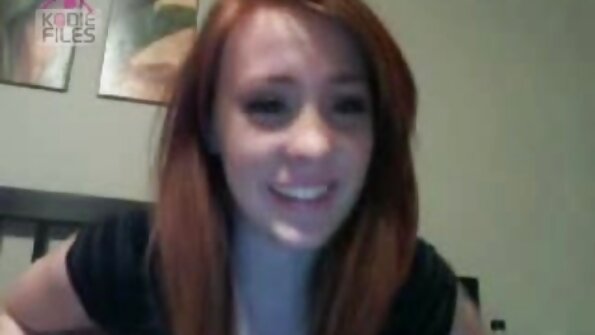 Blond MILF och hennes styvdotter hejar på varandra