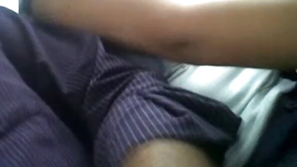 Tjocka brunetten Ella Knox använder sina bröst för att förföra honom