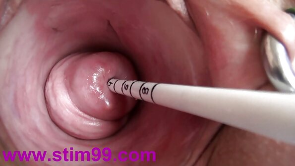 Omättlig MILF ger en titjob och en Bj innan sex