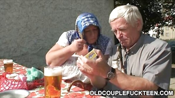 Kurvige MILF bekommt ihre Muschi von einem Jugendschwanz gepflügt