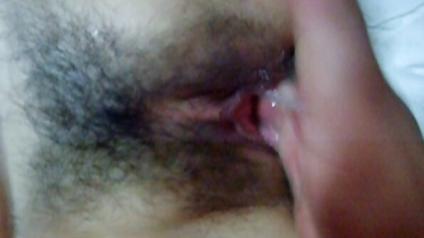 Wunderschöne Brünette mit riesigen Titten zeigt sich am Pool