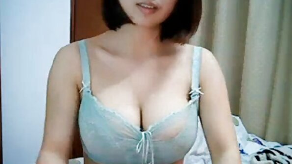 Blond babe knullar sin svarta styvbror i duschen