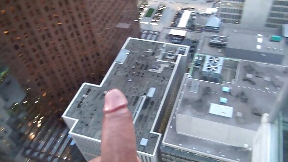 Kåta brunetter delar en enorm vit kuk