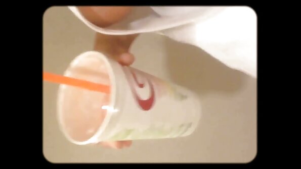 Blonda lesbiska i soffan tilltalar varandra