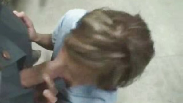 Tiffany suger en stel svart kuk på stranden