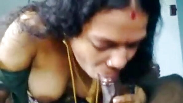 MILF Afrodite ist die Beste darin, zwei Schwänze zu nehmen