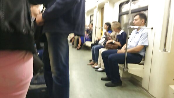 Heiße Girls kosten sich am Pool gegenseitig die engen Fotzen