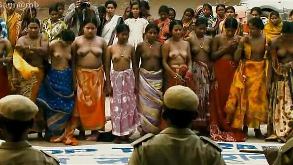 Die vollbusige Brünette Peta Jensen wird von einem schwarzen Ständer dominiert