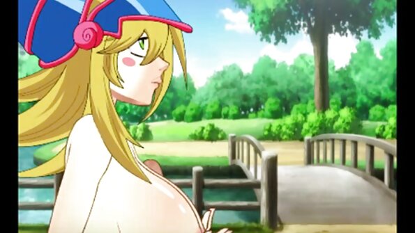 Tiffany bläst einen steifen schwarzen Schwanz am Strand