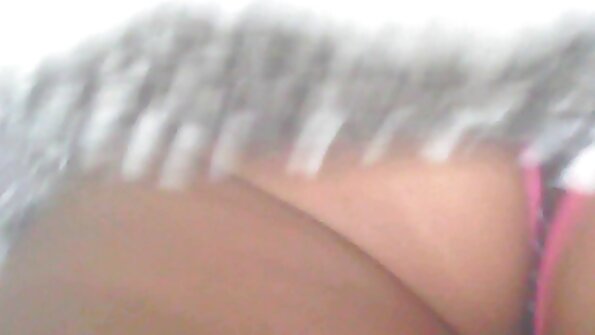 Dominant MILF Monique Alexander knullar en blyg kollega