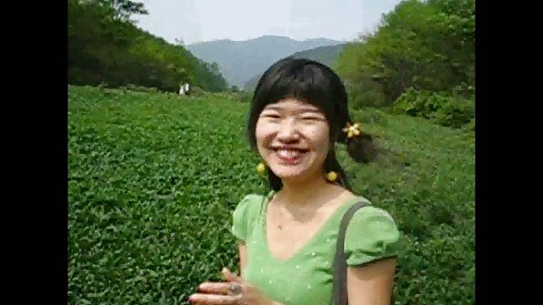 Ung brunett förförs av en busty blondin MILF