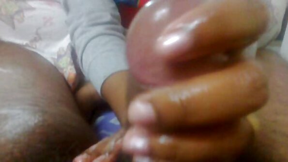 Två rödhåriga med peachy fitta äter ute