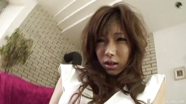 Geile Brünetten teilen sich einen riesigen weißen Schwanz