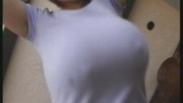 Blond lesbisk med falska tuttar öppnar vid för en bra slicka