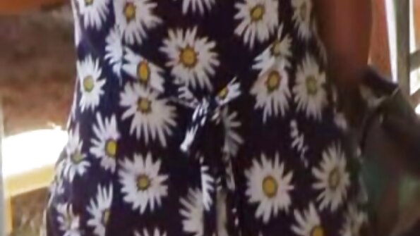 Hon är otroligt bystig och hon vet hur hon ska använda sina bröst