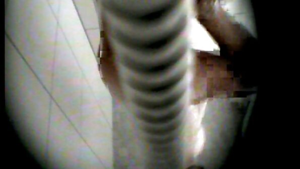 Blond hora Kira Thorn kvävs av sin stela dong