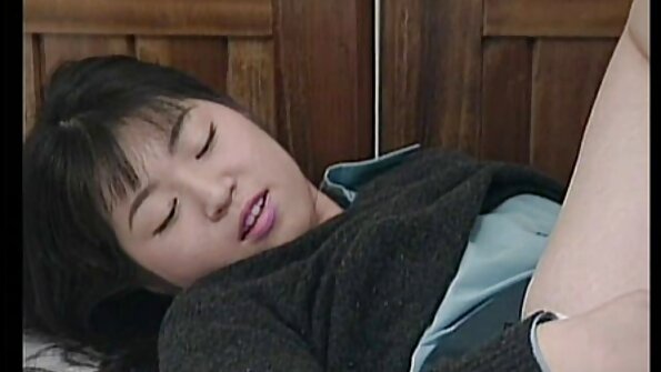 Mörkhårig hora får hennes smink att förstöra orsaken till hans kuk